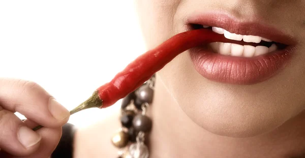Mujer comiendo pimiento rojo —  Fotos de Stock