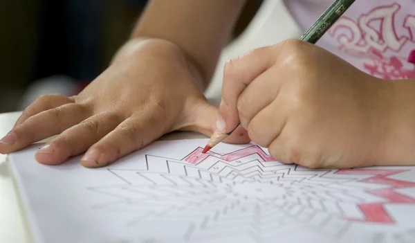 Девушка рисует карандашом — стоковое фото