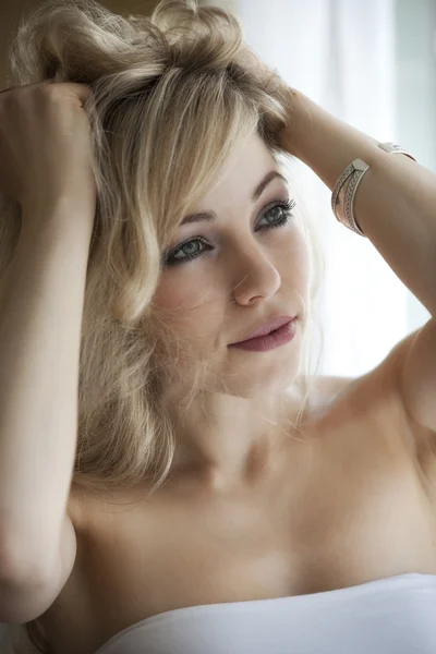 Mladá žena blond vlasy — Stock fotografie
