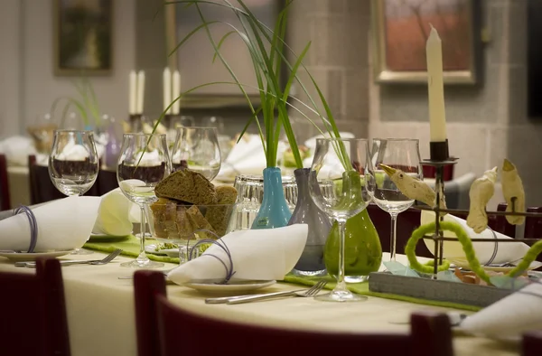Mesa com pratos em restaurante Imagens De Bancos De Imagens