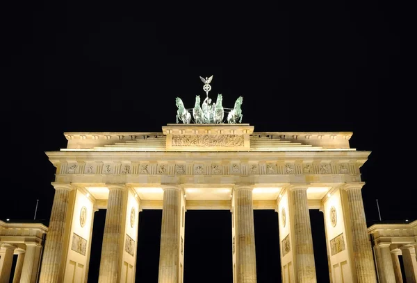 夜にベルリンのブランデンブルク — ストック写真