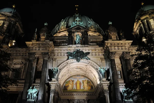 Berliner Dom ночью - передняя сторона - позиция 4 — стоковое фото