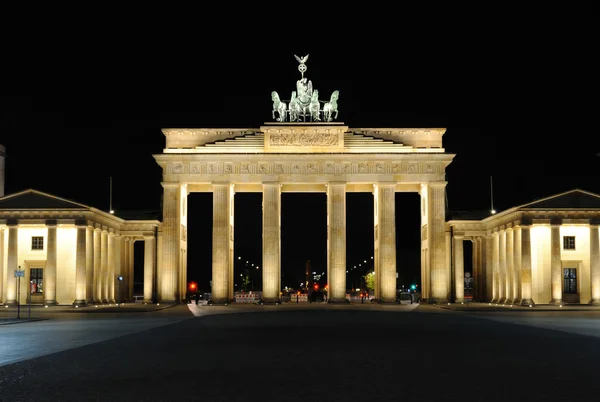 Brandenburger Tor ночью - средняя позиция — стоковое фото