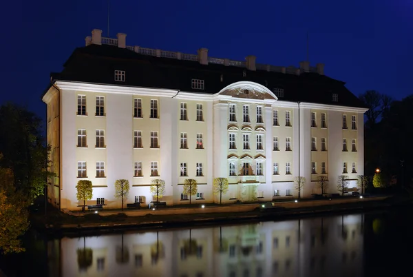 Schloss Koepenick at night - view from the middle of the long bridge — Stock Photo, Image