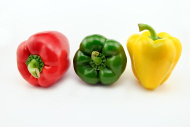 kırmızı, yeşil ve sarı dolmalık biber (capsicum annuum)