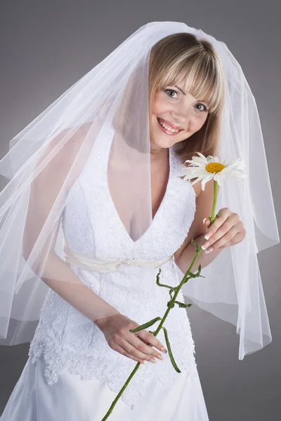 Schöne Braut mit Blume — Stockfoto
