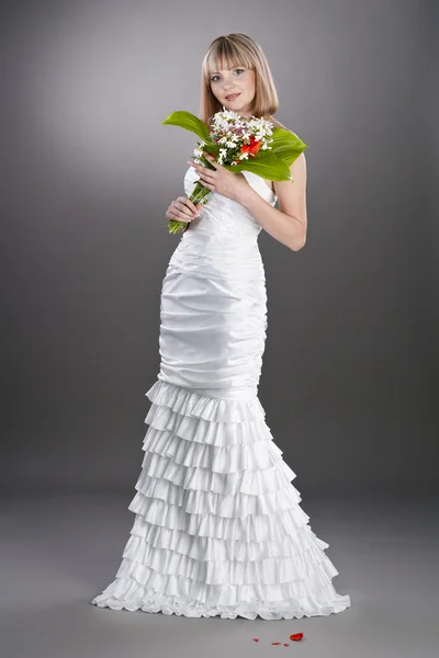 Невеста с букетом лилии — стоковое фото