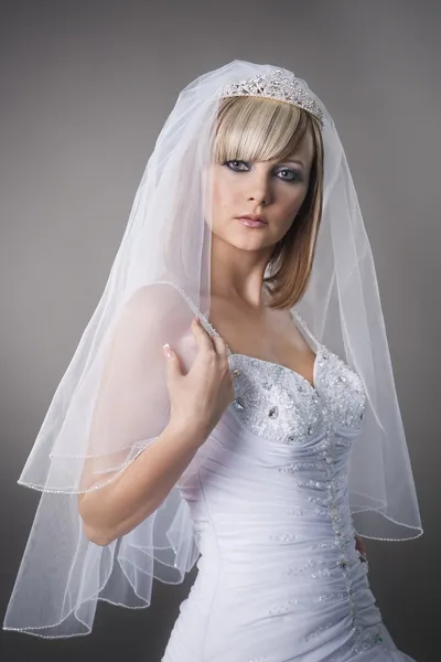 美しい花嫁のウェディング ドレスで — ストック写真