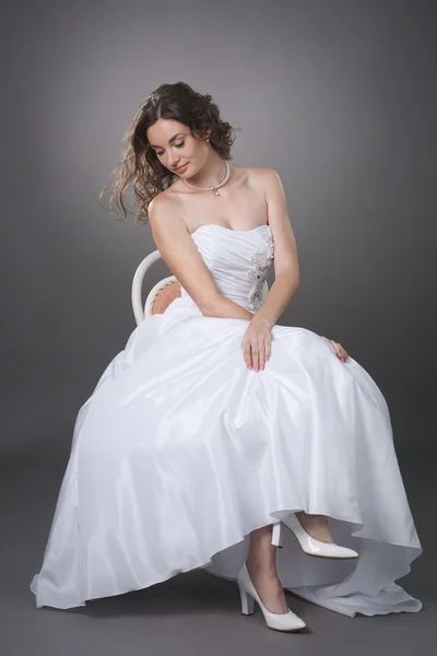 ロマンチックな花嫁のウェディング ドレスで — ストック写真