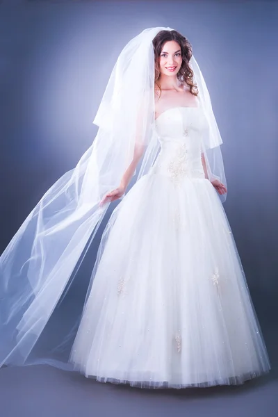 Романтическая невеста в свадебном платье — стоковое фото
