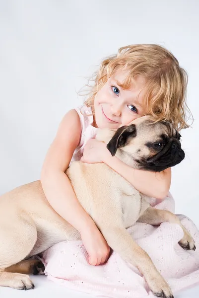 Menina sorridente bonito com cão — Fotografia de Stock