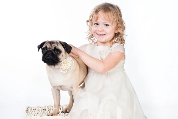 Мила усміхнена дівчина з собакою — стокове фото