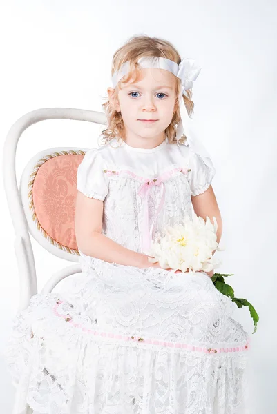 Menina bonito com flor branca — Fotografia de Stock