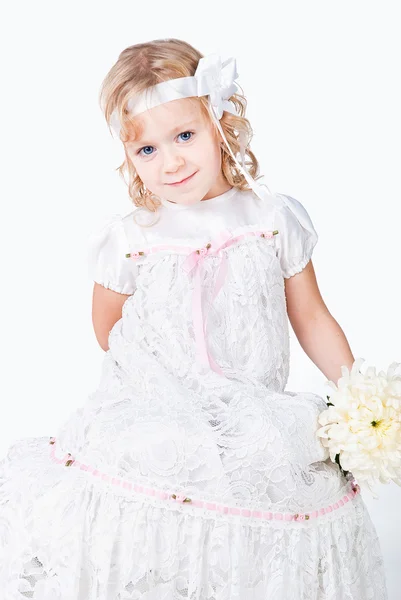 Menina bonito com flor branca — Fotografia de Stock