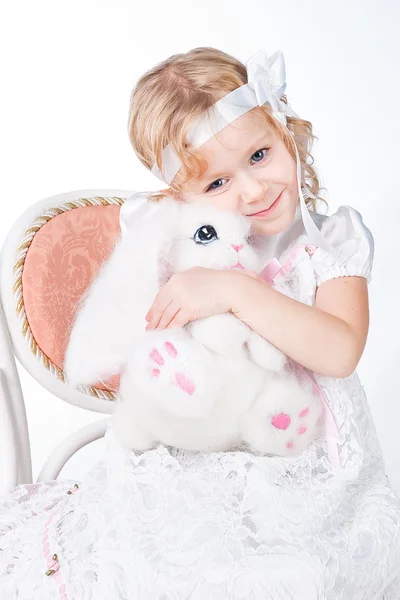 Linda chica con conejo blanco — Foto de Stock