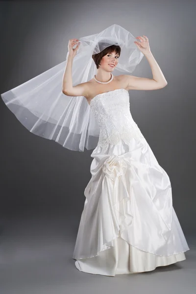 Aktive Junge Hübsche Braut Trägt Blasen — Stockfoto