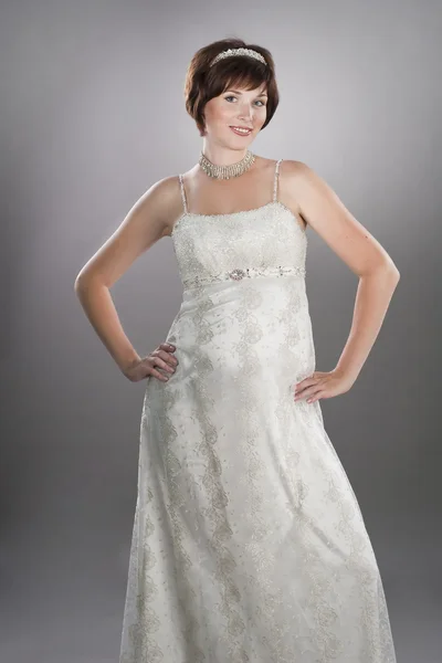 Jeune mariée confiante portant une robe de mariée — Photo