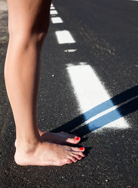 道路の裸足の女 — ストック写真