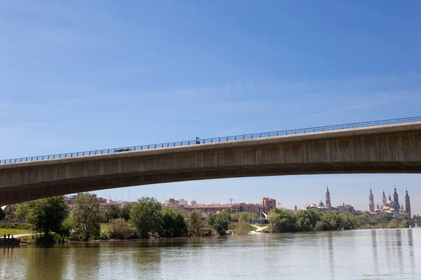 Puente y río — Foto de Stock
