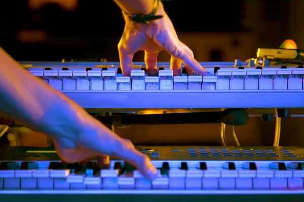 Músico e piano em concerto — Fotografia de Stock