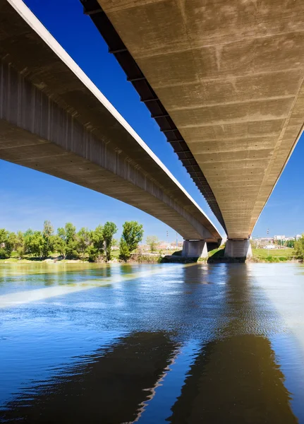 Brug en rivier — Stockfoto