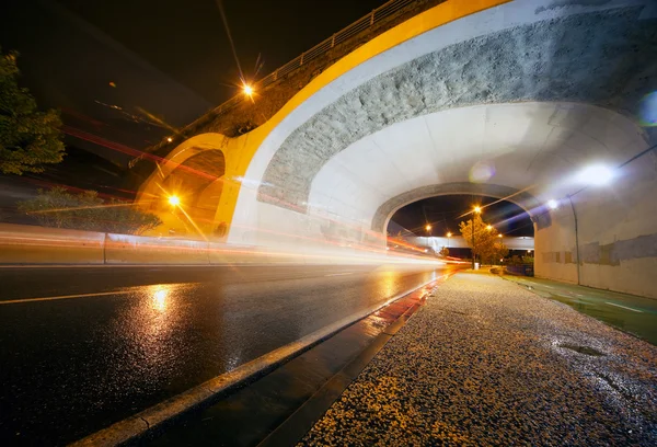Cena urbana noturna com túnel — Fotografia de Stock