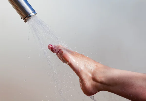 女の子の足と水 — ストック写真