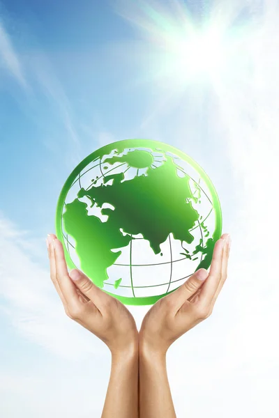 Handen met een groen aarde — Stockfoto