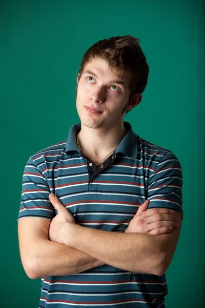 Yeşil bir arka plan üzerinde genç adam — Stok fotoğraf