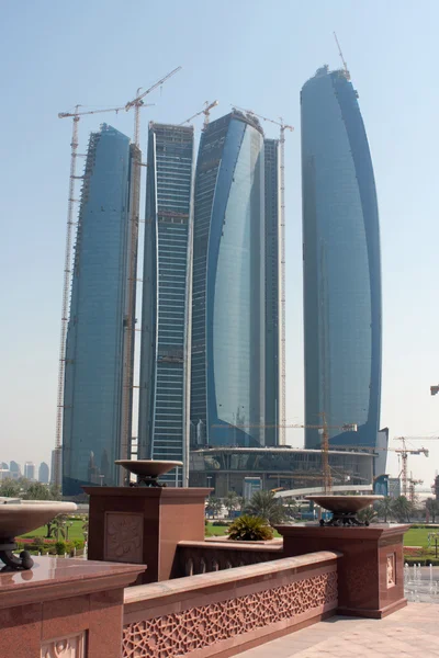 Abu Dhabis silhuett bygger på dagen — Stockfoto