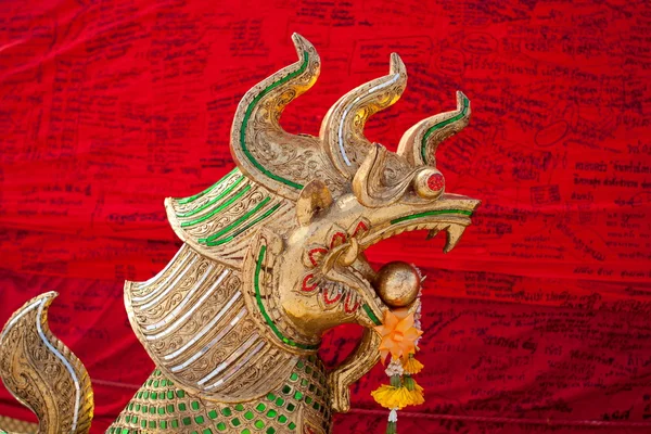 Золотая Статуя Дракона Перед Красным Материалом Храм Золотой Горы Бангкок — стоковое фото
