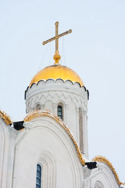 在冬天俄罗斯 1158年 1160 Vladimir 假设教堂的圆顶 — 图库照片
