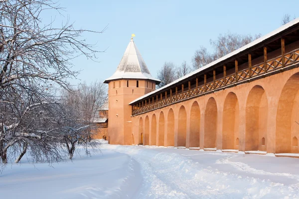 Torre e parede do antigo mosteiro russo em Suzdal — Fotografia de Stock