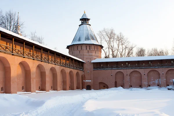 タワー、suzdal での古いロシアの修道院の壁 — ストック写真