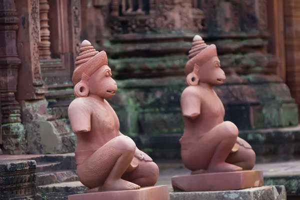 Esculturas de deuses no templo de Banteay Srei, Angkor . — Fotografia de Stock