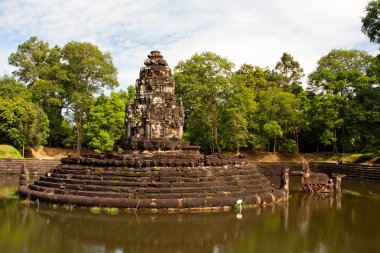 Neak Stan, dairesel bir adada bir tapınak ile yapay bir adadır. Angkor. Kamboçya.