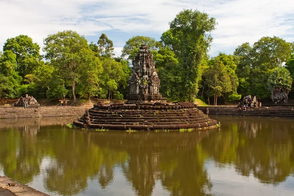 杭尼克 Pean 是一个人工岛屿有一个圆形的岛上一座庙宇 柬埔寨 — 图库照片