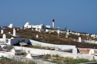 mezarlık ve tepeden deniz feneri. Mahdia. Tunus.