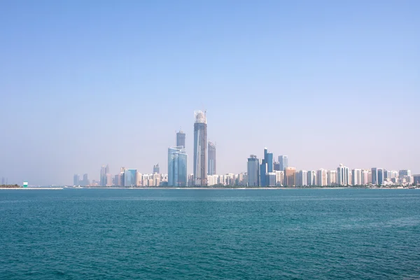 Widok Morzem Budynki Drapacze Chmur Centrum Abu Dhabi — Zdjęcie stockowe