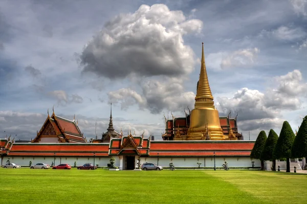 在曼谷泰国传统建筑 黄金宫的视图 Hdr — 图库照片