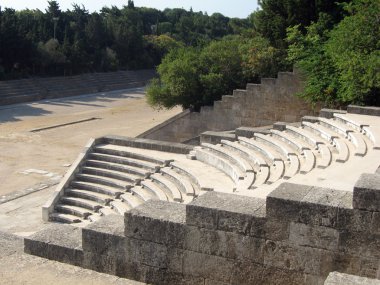 ile onun Antik Tiyatrosu Akropolis'in Rodos. Yunanistan.