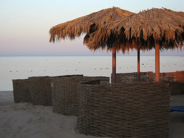 파라솔 해변에서 울타리입니다 이집트 — 스톡 사진