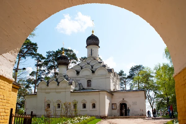 在 arkhangelskoye 中的教会 mihail arhangel — 图库照片
