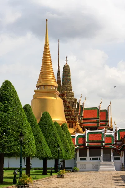 Bangkok stupa dorato - palazzo gran- — Foto Stock
