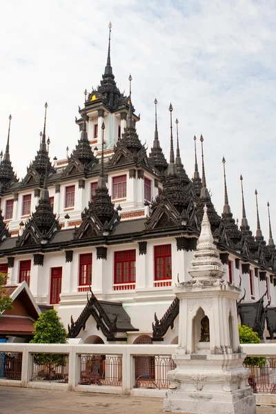 Il famoso tetto di Wat Ratchanadda, Bangkok — Foto Stock