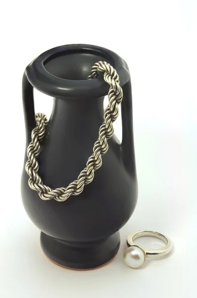 Váza, řetězů a prsten — Stock fotografie