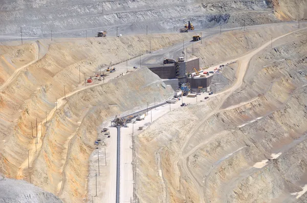 Transportador grande traslada mineral triturado a planta de procesamiento — Foto de Stock