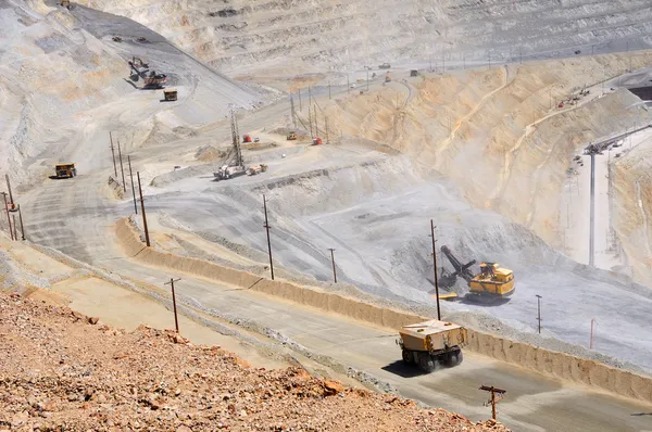 Caminhão de água gigante mantém a poeira na mina de cobre — Fotografia de Stock