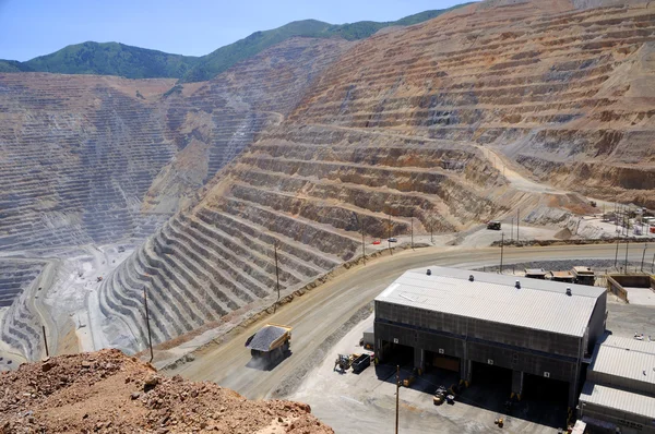 Tienda de mantenimiento de equipos de minería en la mina de cobre — Foto de Stock