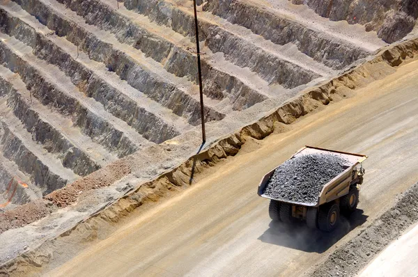 Caminhão gigante de minério na mina de cobre — Fotografia de Stock